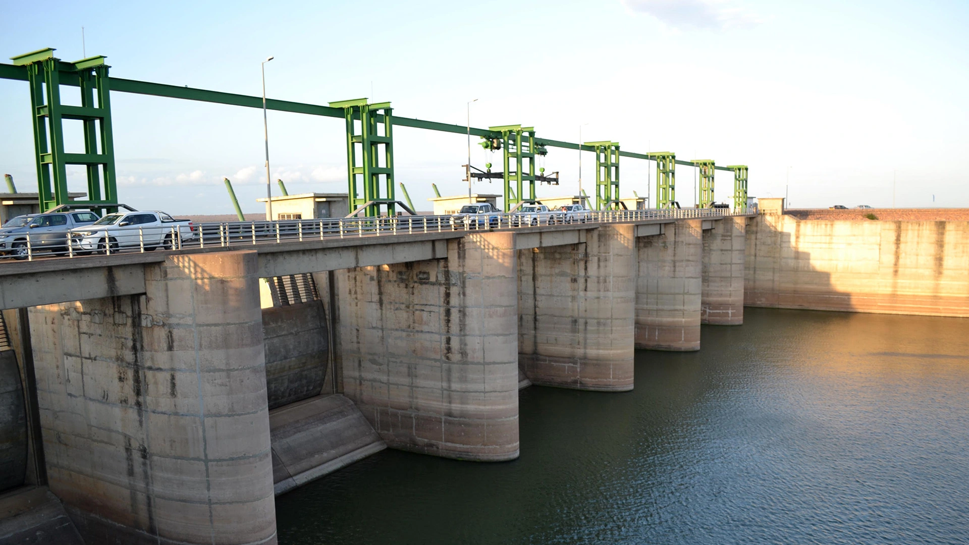 Comportas do descarregador de cheias e ponte