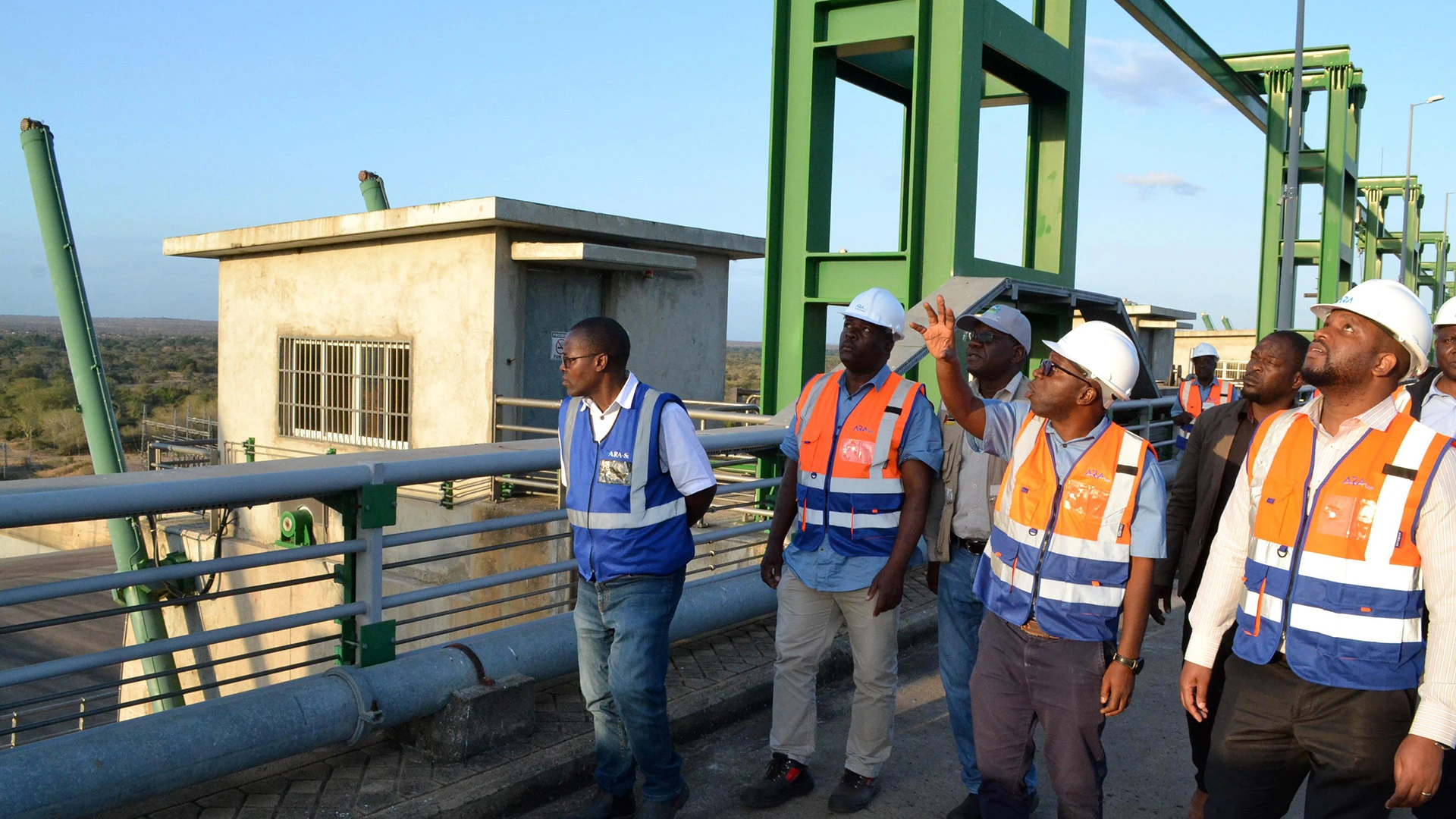 Equipa técnica e autoridades em visita de trabalho na barragem